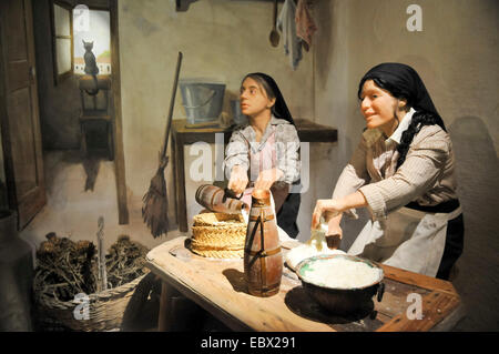 Le donne in cucina un display della tradizionale vita di paese a Bodega El Paratge negozio del vino e museo situato vicino a Tossa de Mar e L Foto Stock