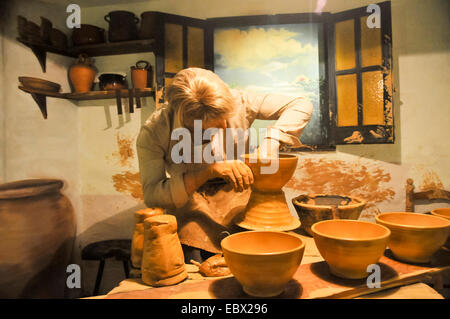 Un display della tradizionale vita di paese a Bodega El Paratge negozio del vino e museo situato vicino a Tossa de Mar e a Lloret de Mar, Cos Foto Stock