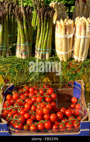 Pomodori e asparagi al mercato, Italia Foto Stock