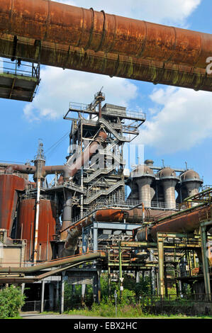 Altoforno nel paesaggio del Parco Nord di Duisburg, ex fabbrica Thyssen in Meiderich, in Germania, in Renania settentrionale-Vestfalia, la zona della Ruhr, Duisburg Foto Stock