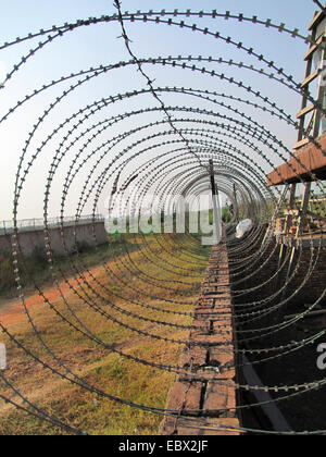 Barb filo su una parete che fissano un composto, Burundi Bujumbura marie, Cartier industriel, Bujumbura Foto Stock