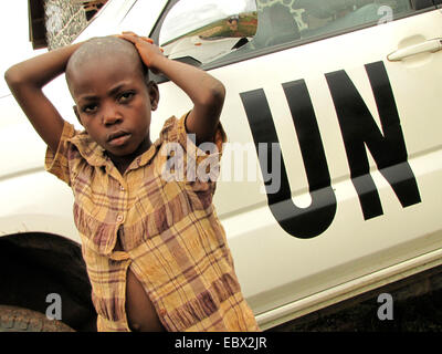 Little Boy in piedi di fronte a un auto delle Nazioni Unite - Ufficio integrato delle Nazioni Unite in Burundi, Burundi Bujumbura rurale, Kabezi Foto Stock