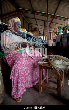 Calza donna cesto su un mercato, Ruanda, Nyamirambo, Kigali Foto Stock