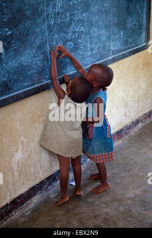 Due bambine disegno sulla lavagna, Burundi Bujumbura Mairie, Bujumbura Foto Stock