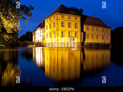 Illuminato il castello moasted al blue ora, in Germania, in Renania settentrionale-Vestfalia, la zona della Ruhr, Herne Foto Stock