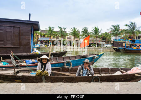 Il vietnamita giovane affitto gite in barca in Hoi An Vietnam Foto Stock