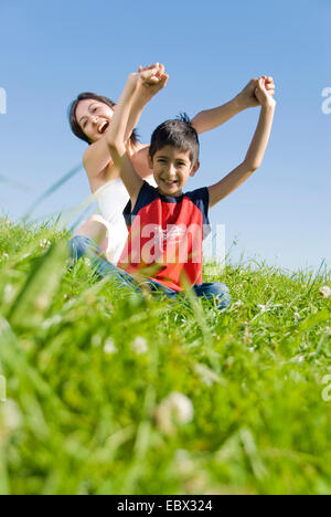 Madre e figlio in Prato Foto Stock