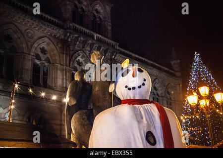 Chester, Regno Unito del 4 dicembre, 2014. Pupazzo di neve al Mid-Winter guardare la sfilata da piazza Municipio, giù San Werburgh Street, Eastgate Street, Bridge Street, la Croce e Northgate Street. Karamba Samba un 'fantasma band" ha portato una divertente parata di scheletri, incendio respirazione, lo scheletro di cuochi di Natale, angeli e demoni come hanno celebrato il solstizio d'inverno. Un evento che risale al Quattrocento, dove artisti locali e gruppi comunitari di unirsi insieme per celebrare il tempo quando la città leader dovrebbe consegnare le chiavi della città. Credito: Mar fotografico/Alamy Live News Foto Stock