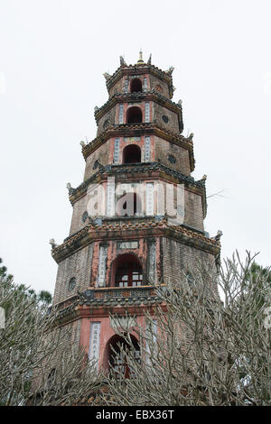 Phuoc Dien Torre davanti la Thien Mu Pagoda in Hue Vietnam situato sulla riva del fiume Perfume Foto Stock