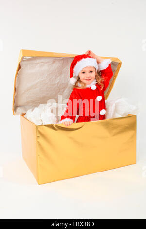 Bambina vestito come Babbo Natale in una scatola, Svizzera Foto Stock