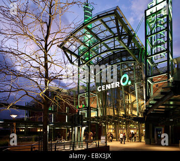 Centro commerciale CentrO di Oberhausen in Twilight, in Germania, in Renania settentrionale-Vestfalia, la zona della Ruhr, Oberhausen Foto Stock