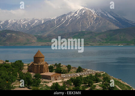 Vista da Isola Akdamar sul lago Van con la Chiesa armena, Turchia, Anatolia Orientale, Akdamar Foto Stock