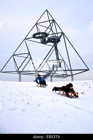 Due ragazzi slittare al Tetraeder, in Germania, in Renania settentrionale-Vestfalia, Bottrop Foto Stock