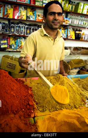 Spice Trader presso il suo negozio presso il mercato delle spezie, Tunisia, Djerba Foto Stock