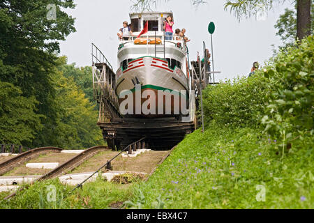 Nave turistica a Elblag Canal trasportati oltre il piano inclinato su un carrello ferroviario girare solo mediante il potere di acqua, Polonia, Ermland-Masuren Foto Stock