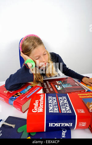 Scuola di pelo ragazza con i libri di scuola sulla scrivania Foto Stock