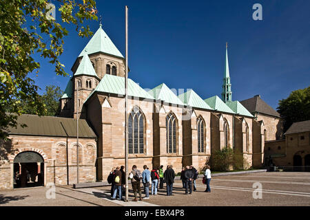 Tour guidato di fronte la Cattedrale di Essen nel centro di Essen, in Germania, in Renania settentrionale-Vestfalia, la zona della Ruhr, Essen Foto Stock