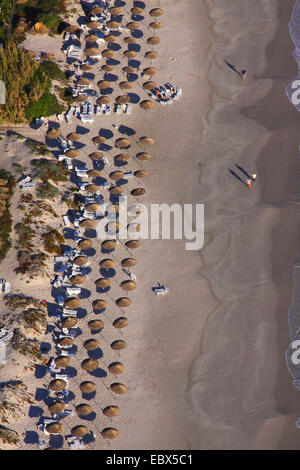 Costa mediterranea con ombrelloni e turisti in nord Tunisia, Tunisia, Mahdia Foto Stock