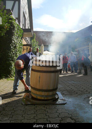 Realizzazione di una quercia botte di vino, in Germania, in Renania Palatinato, Siebeldingen Foto Stock