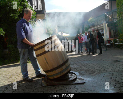 Realizzazione di una quercia botte di vino, in Germania, in Renania Palatinato, Siebeldingen Foto Stock