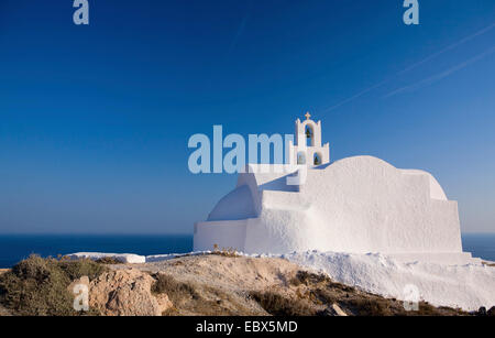 Tradizionale greco chiesa bianca sull'isola altopiano, Grecia CICLADI, Santorini, Oia Foto Stock