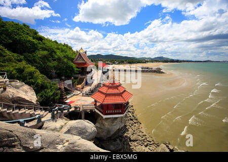 Bellissimo tempio complesso sulla spiaggia nei pressi di Hua Hin, Thailandia, Golf von Thailandia, Khao Tao Foto Stock