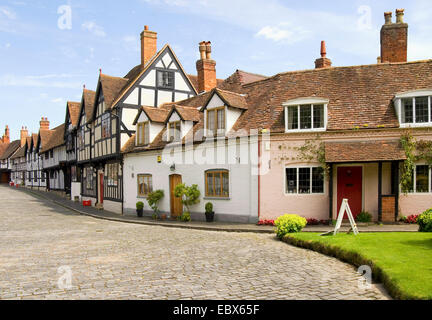 Alley con tipiche case a graticcio e strada di ciottoli, Regno Unito, Inghilterra, Warwickshire, Warwick Foto Stock