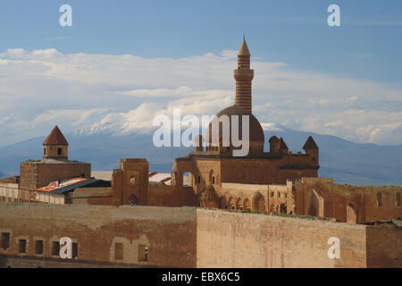 Ishak Pasha Palace nella parte anteriore del paesaggio di montagna, Turchia, Anatolia Orientale, bei Dogubayazid Foto Stock