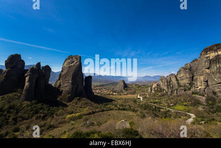 Rocce di Meteora in Grecia centrale, con monasteri sulla parte superiore. Luogo unico per essere... Foto Stock