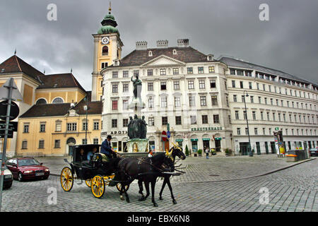 Cabina, fiaker con i turisti di fronte all'Austria ben, Austria, Freyung, Vienna Foto Stock