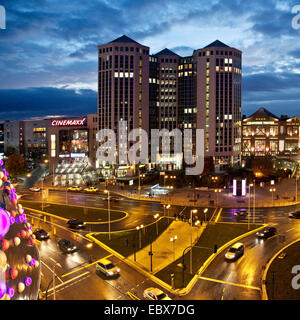 Weststadt con Cinemaxx, Colosseo e IKEA in Twilight, in Germania, in Renania settentrionale-Vestfalia, la zona della Ruhr, Essen Foto Stock