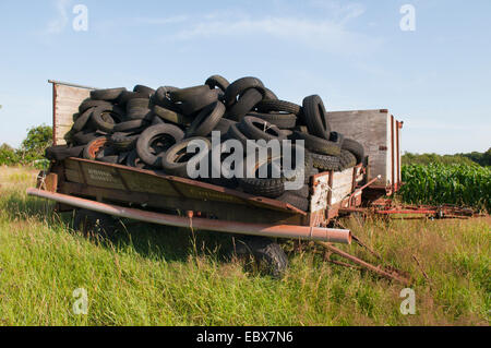 Pneumatici vecchi su un rimorchio, Germania, Schleswig-Holstein, Cuxhaven Foto Stock