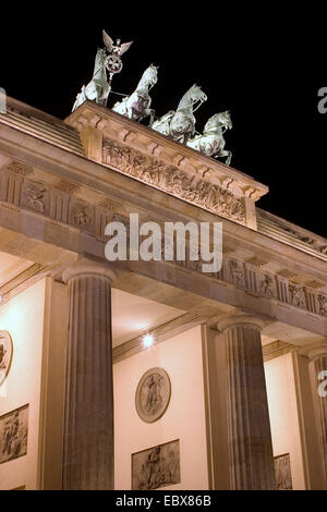 Brandenburger Tor con Quadriga di notte, Germania Berlino Foto Stock