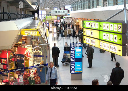 I viaggiatori e i negozi in aeroporto Tegel di Berlino, Germania, Berlino Foto Stock