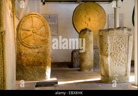 Inizio croci cristiane, Margam pietre Museum, Neath Port Talbot, South Wales, Regno Unito. Foto Stock