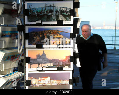 Il Lido di Venezia, souvenir con stand cartoline, Italia, Venezia Foto Stock