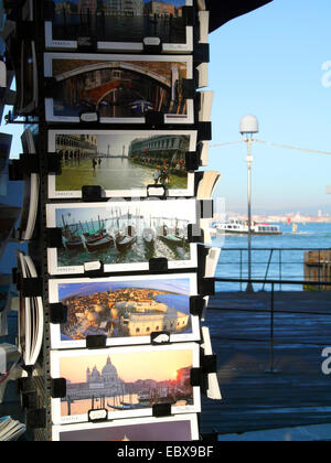 Il Lido di Venezia, souvenir con stand cartoline, Italia, Venezia Foto Stock