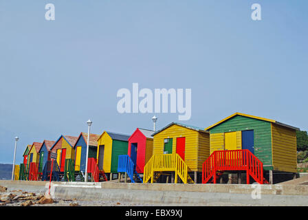 Colorate cabine balneari; stile vittoriano; San Giacomo; Capo di Buona Speranza, Sud Africa Foto Stock