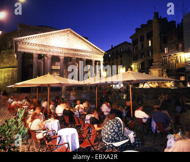 Pantheon con una barra illuminata in primo piano nella sera, Italia, Roma Foto Stock