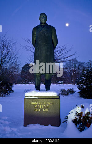 Statua di Friedrich Alfried Krupp (1854-1902) davanti a Villa Huegel, in Germania, in Renania settentrionale-Vestfalia, la zona della Ruhr, Essen Foto Stock