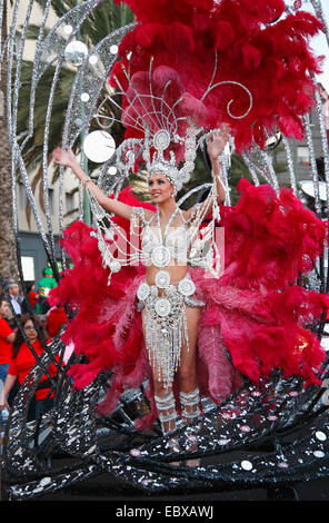 Una donna in uno splendido costume di carnevale a Las Palmas di Gran Canaria Foto Stock