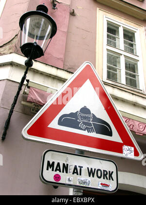 Divertente cartello stradale a Bratislava, l uomo al lavoro, Slovacchia Foto Stock