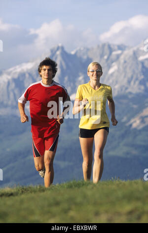 Giovane jogging nelle Alpi, Alpi Foto Stock