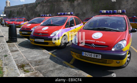 Parcheggio auto della polizia di fronte all'arena dei tori, Spagna, Balearen, Maiorca, Alcudia Foto Stock