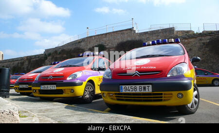 Parcheggio auto della polizia di fronte all'arena dei tori, Spagna, Balearen, Maiorca, Alcudia Foto Stock