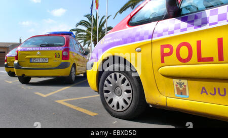 Parcheggio auto della polizia, Spagna, Balearen, Maiorca, Alcudia Foto Stock