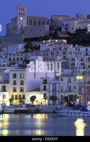 Dalt Vila, centro storico di Ibiza Eivissa o nella luce della sera, Spagna, Balearen, Ibiza Foto Stock