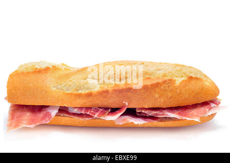 Primo piano di un bocadillo spagnola de jamon serrano, un prosciutto Serrano sandwich, su sfondo bianco Foto Stock