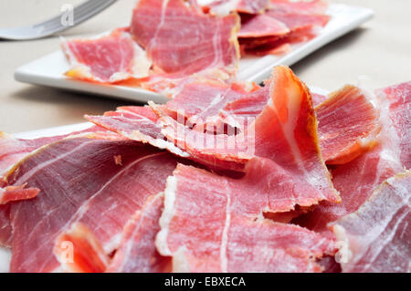 Alcune piastre con lo spagnolo prosciutto Serrano è servita come tapas Foto Stock