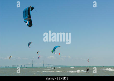 Il kite surf al mare, STATI UNITI D'AMERICA, Florida, Fort De Soto Foto Stock